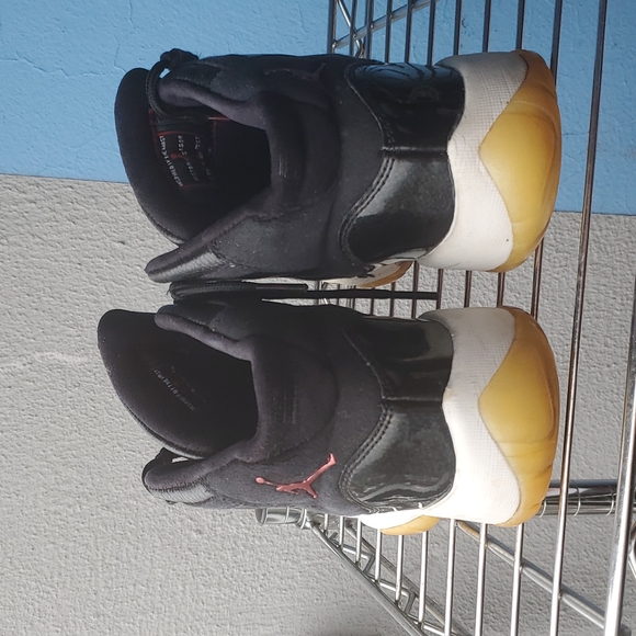 Air Jordan 11 Retro - Picture 8 of 12